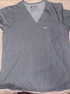 Figs Women’s Short Sleeve V-Neck Scrub Top in Gray